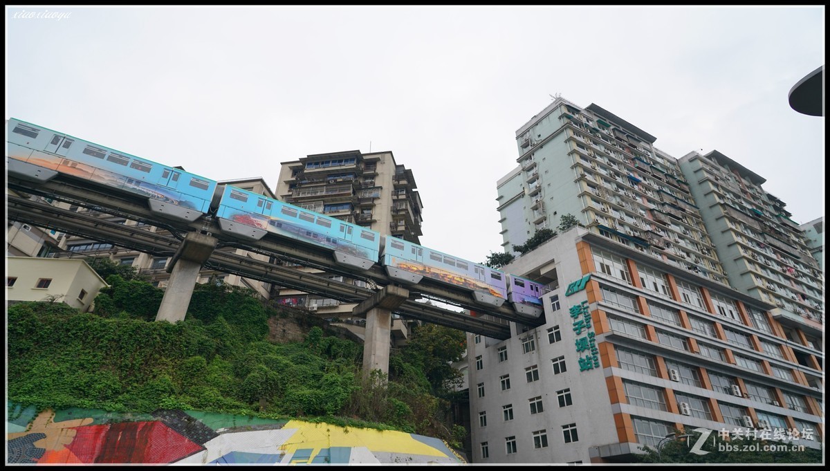 连拍14张重庆轻轨穿越大楼的惊险的瞬间 （李子坝站）