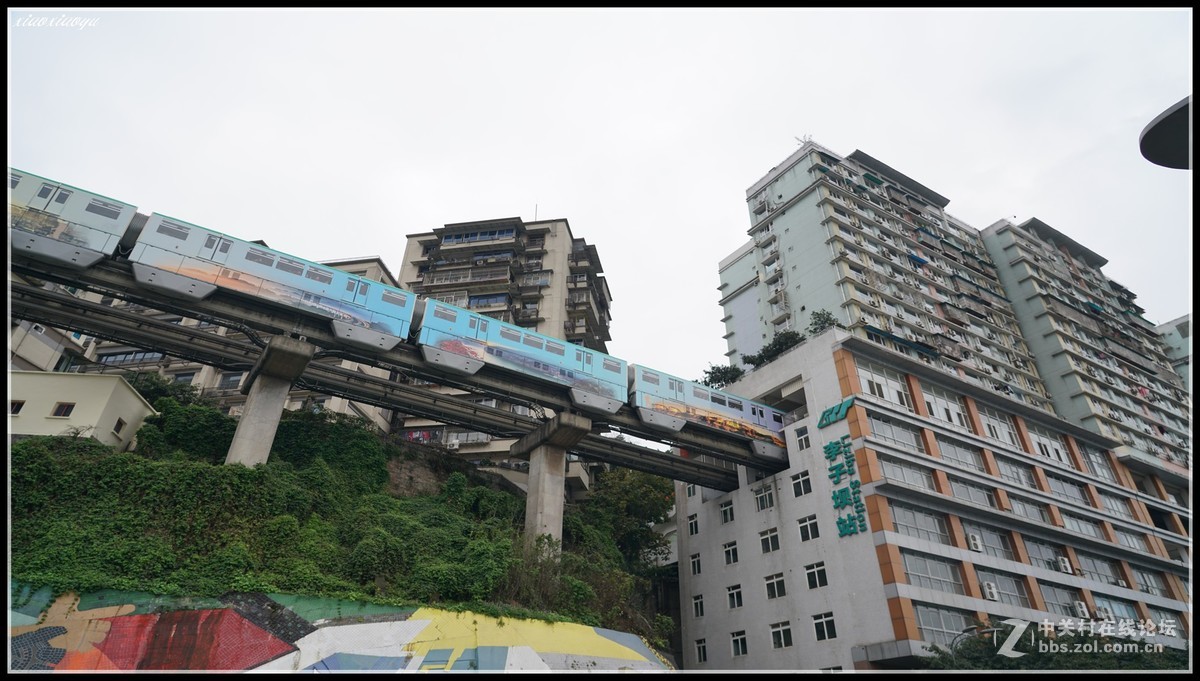 连拍14张重庆轻轨穿越大楼的惊险的瞬间 （李子坝站）