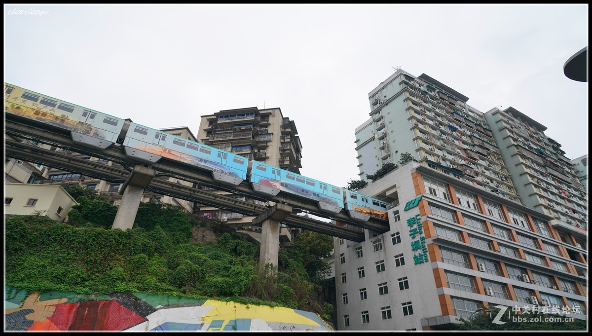 连拍14张重庆轻轨穿越大楼的惊险的瞬间 （李子坝站）