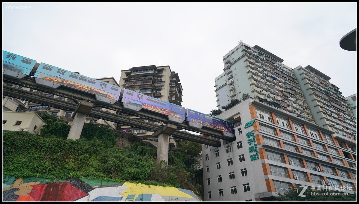 连拍14张重庆轻轨穿越大楼的惊险的瞬间 （李子坝站）