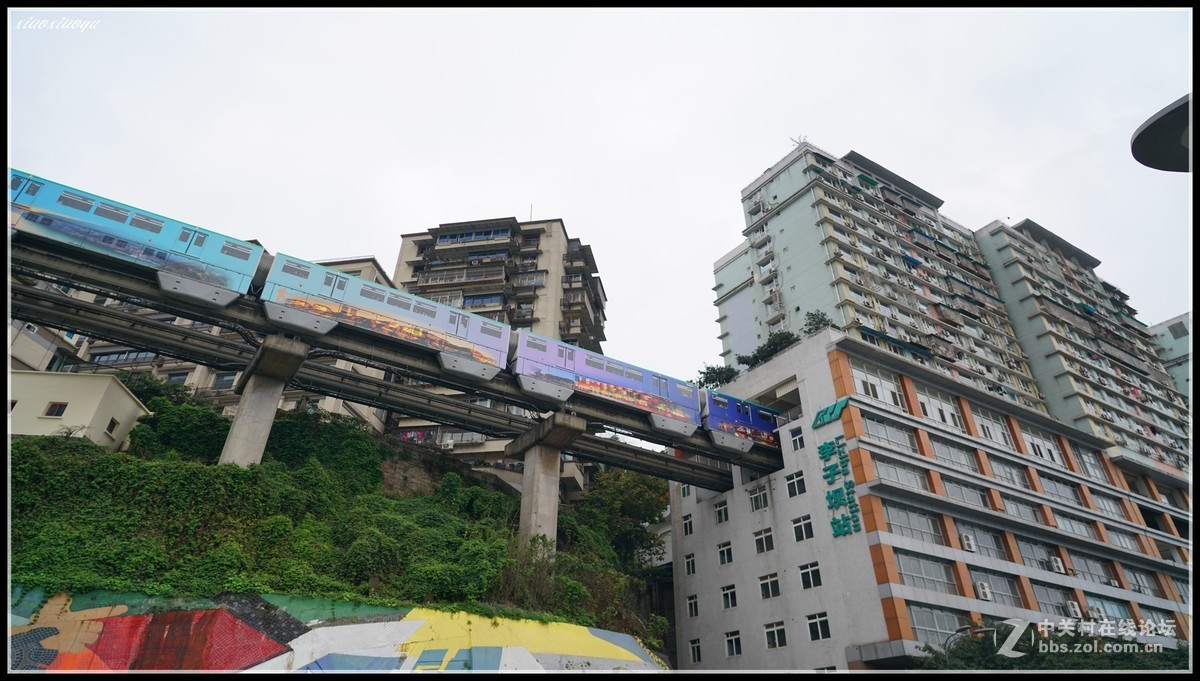 连拍14张重庆轻轨穿越大楼的惊险的瞬间 （李子坝站）