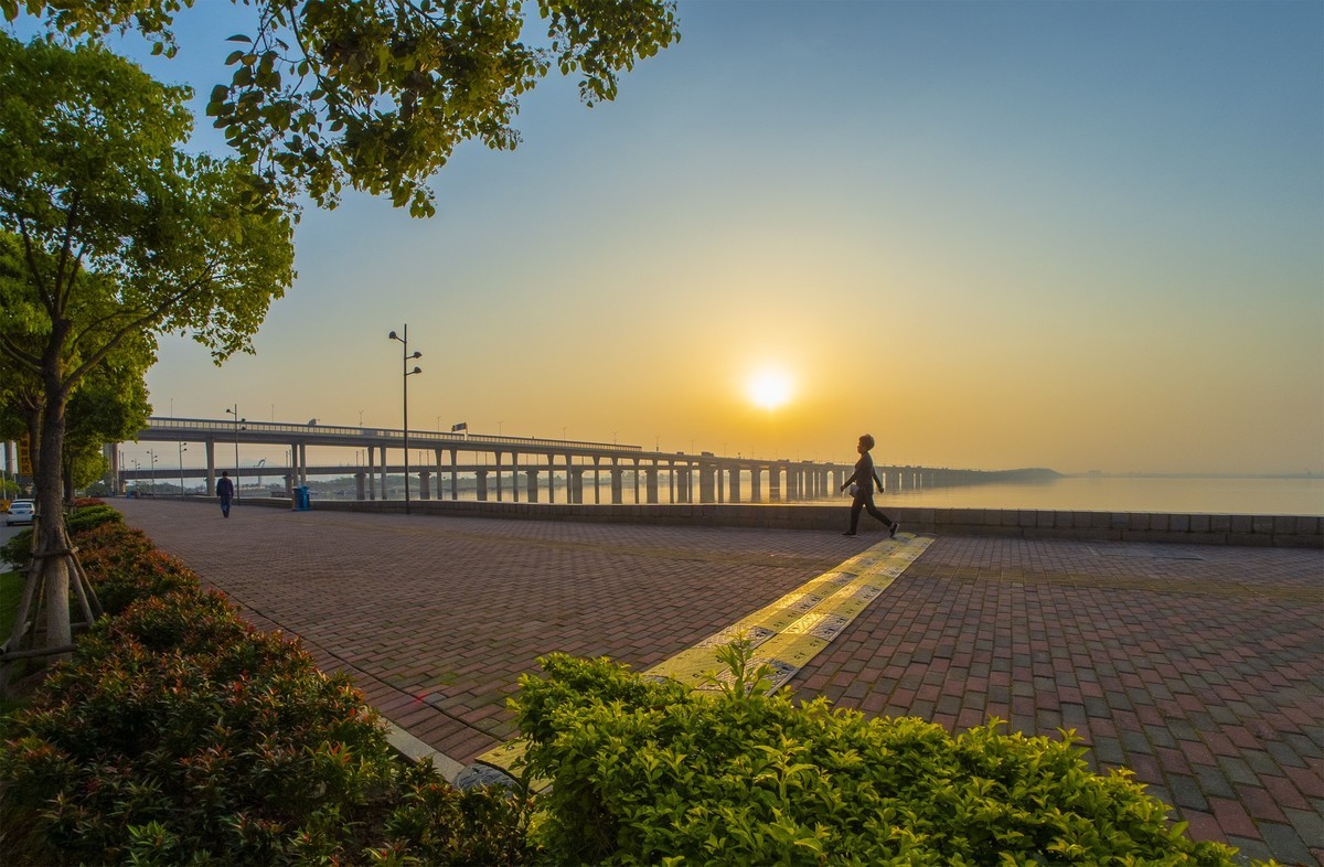 厦门的早晨三日出杏林湾