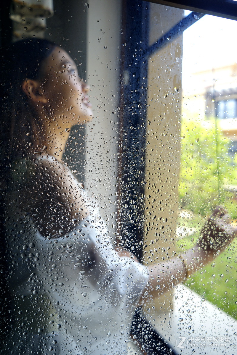 妹妹家住阿斯兰，情哥冒雨拍妹妹
