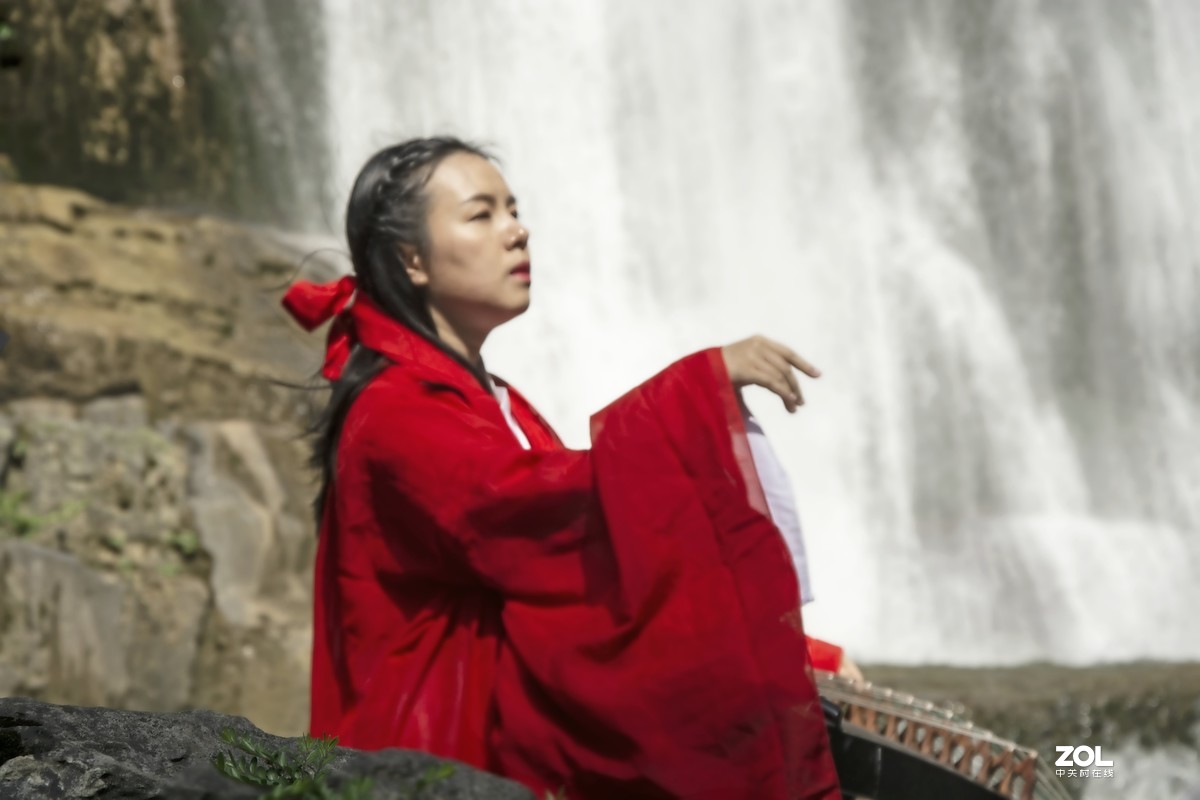飞流直下艳阳天，凝是银河美女现。