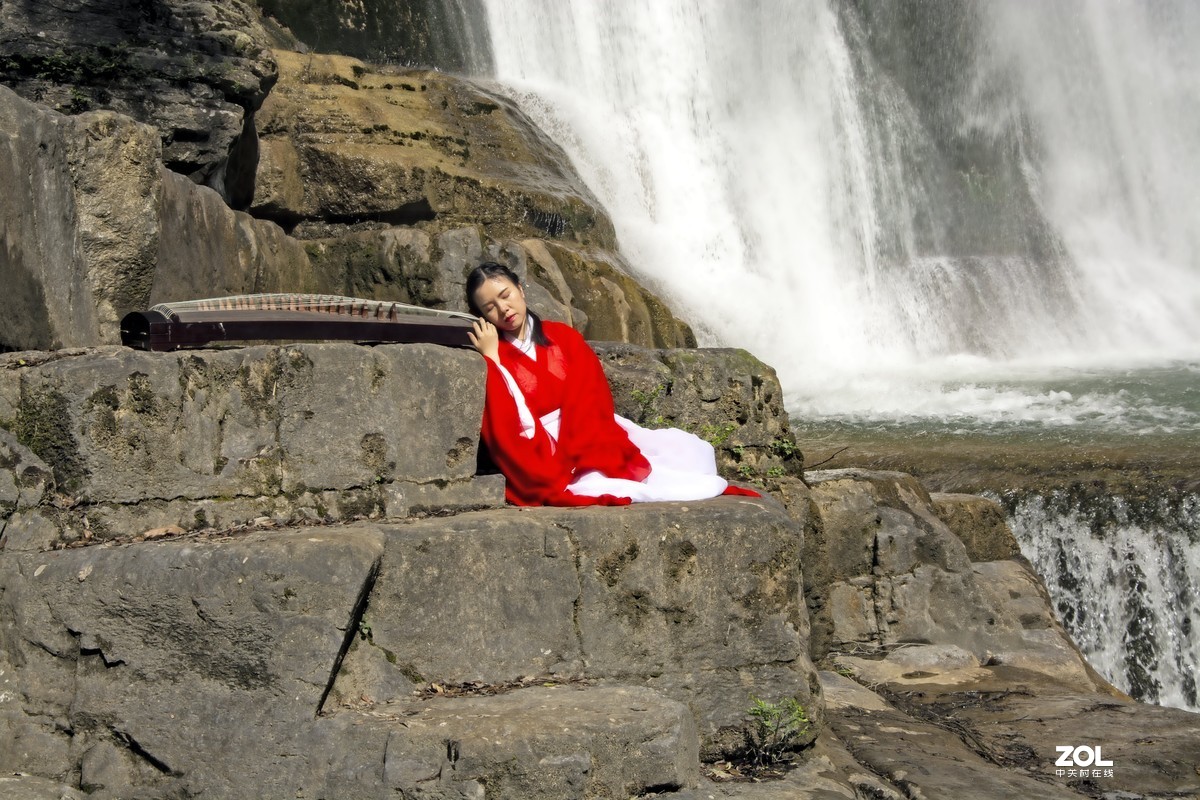 飞流直下艳阳天，凝是银河美女现。