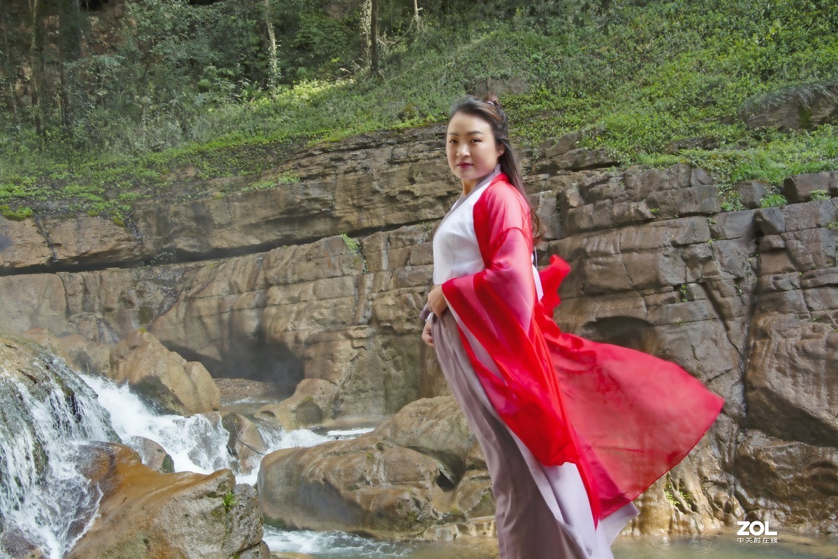 飞流直下艳阳天，凝是银河美女现。