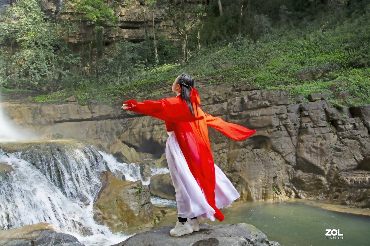 飞流直下艳阳天，凝是银河美女现。