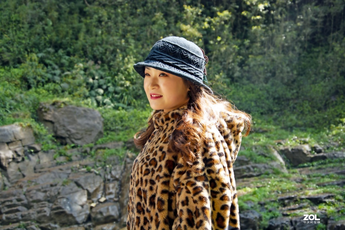 飞流直下艳阳天，凝是银河美女现。