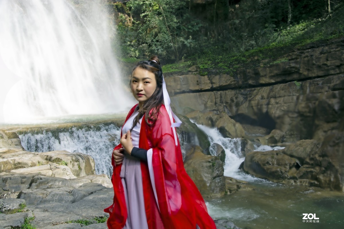 飞流直下艳阳天，凝是银河美女现。