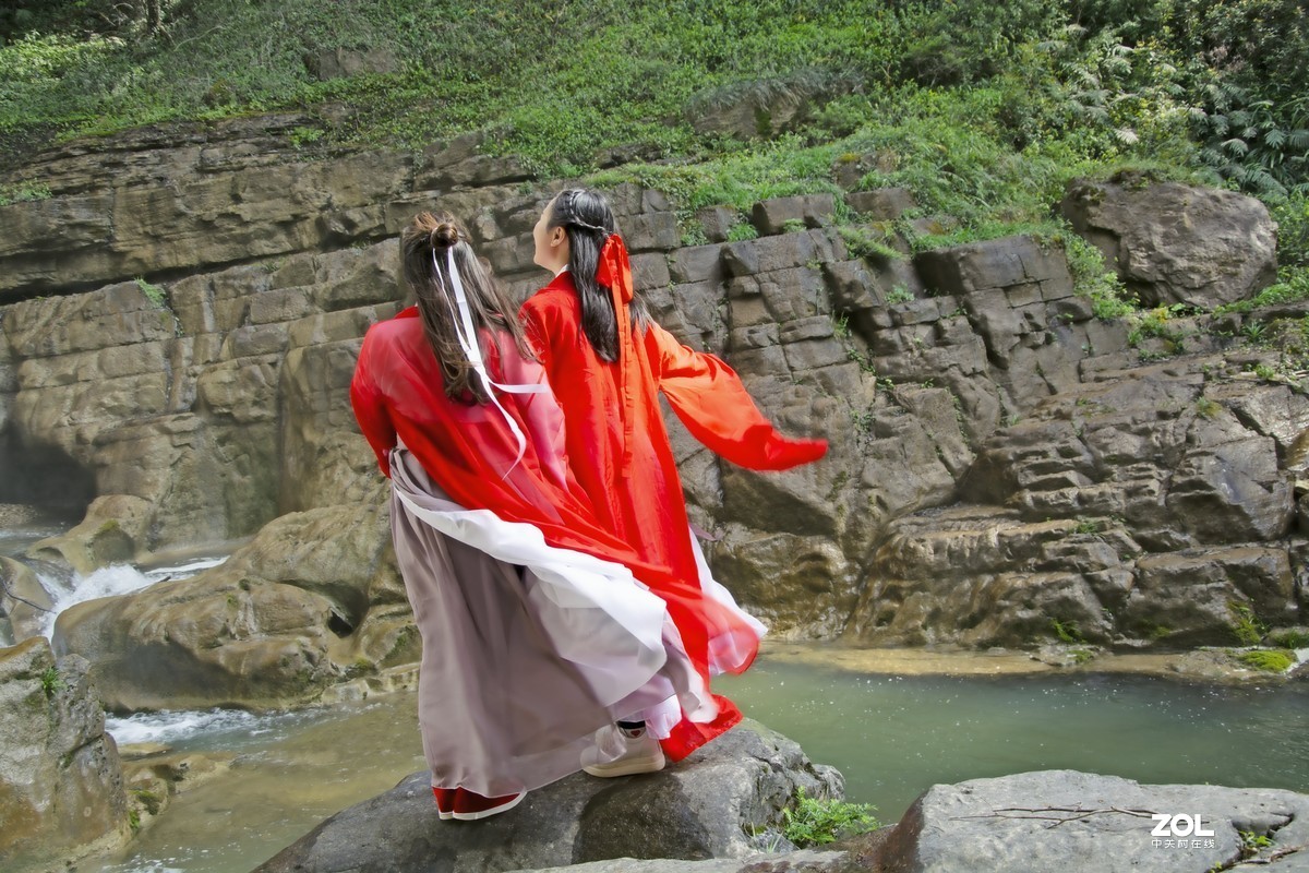 飞流直下艳阳天，凝是银河美女现。
