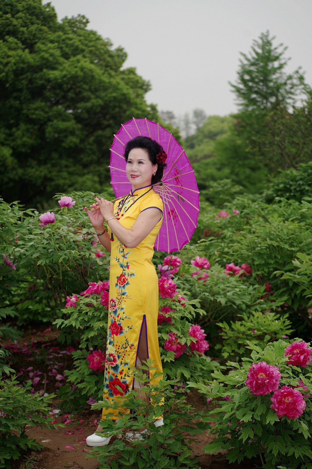 环境人像外拍菲娜美女开心在东湖牡丹园