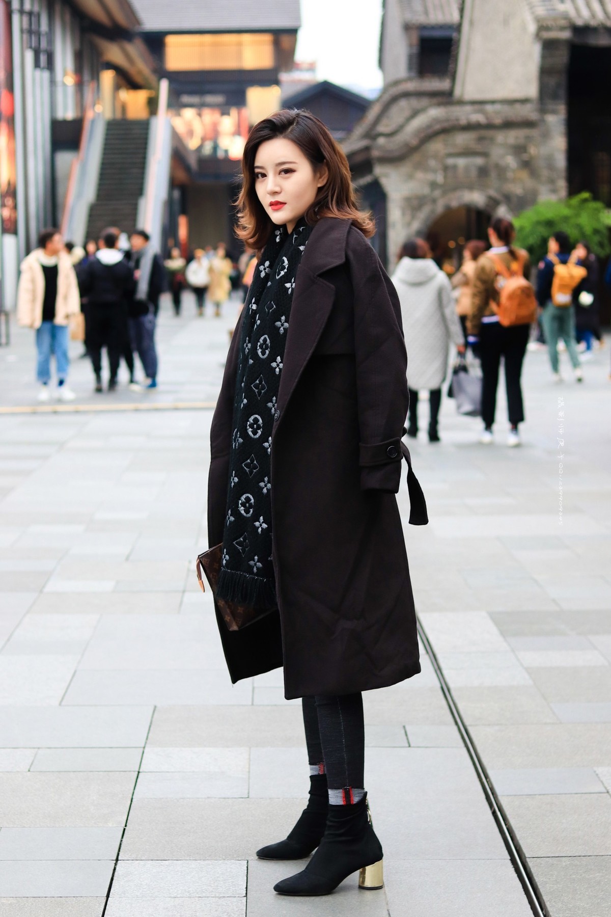 黑色风衣小姐姐