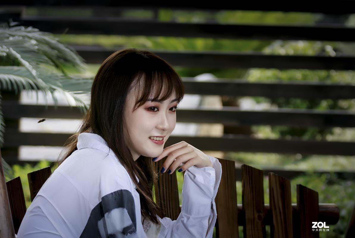 回眸一笑百媚生