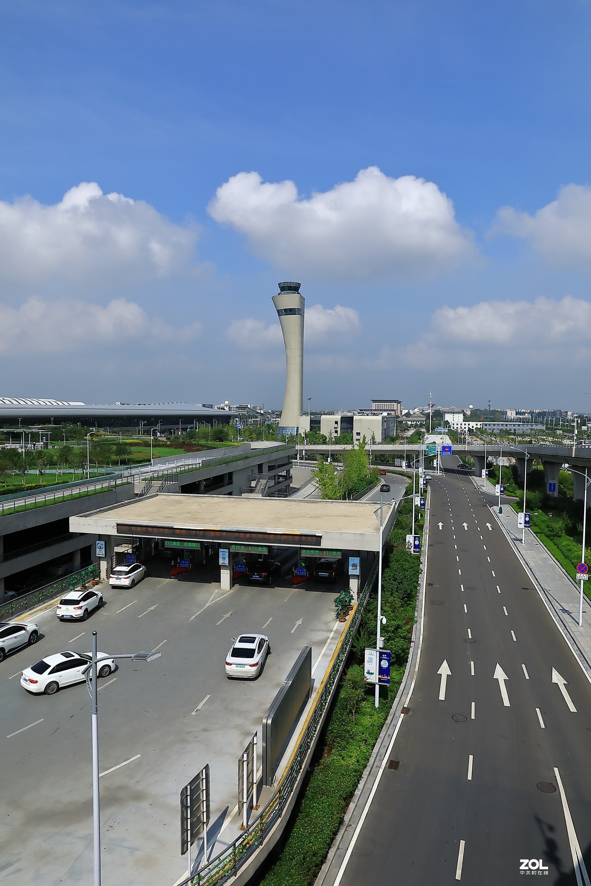 蓝天白云下的郑州国际机场