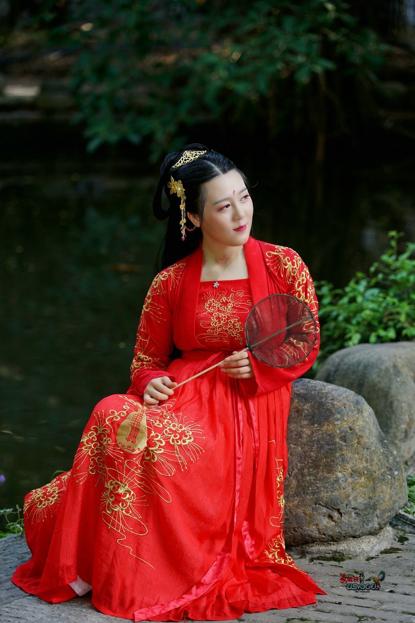 池塘边古装淑女燕菲