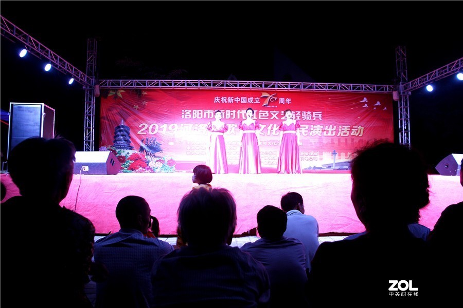 洛阳新时代红色文艺轻骑兵演出亮相牡丹公园