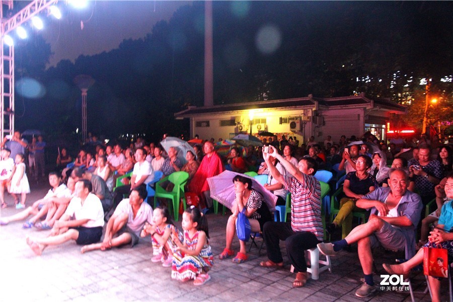 洛阳新时代红色文艺轻骑兵演出亮相牡丹公园