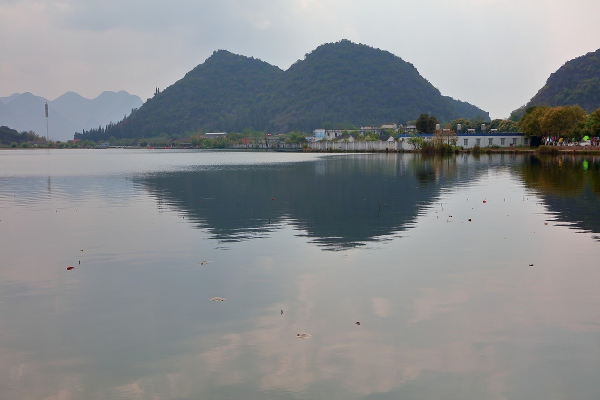 赵君武摄；【远山近水塔楼台】