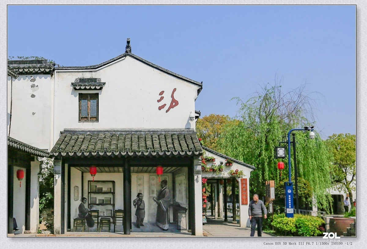 什么叫古镇————就是水渠两侧建平房的镇子