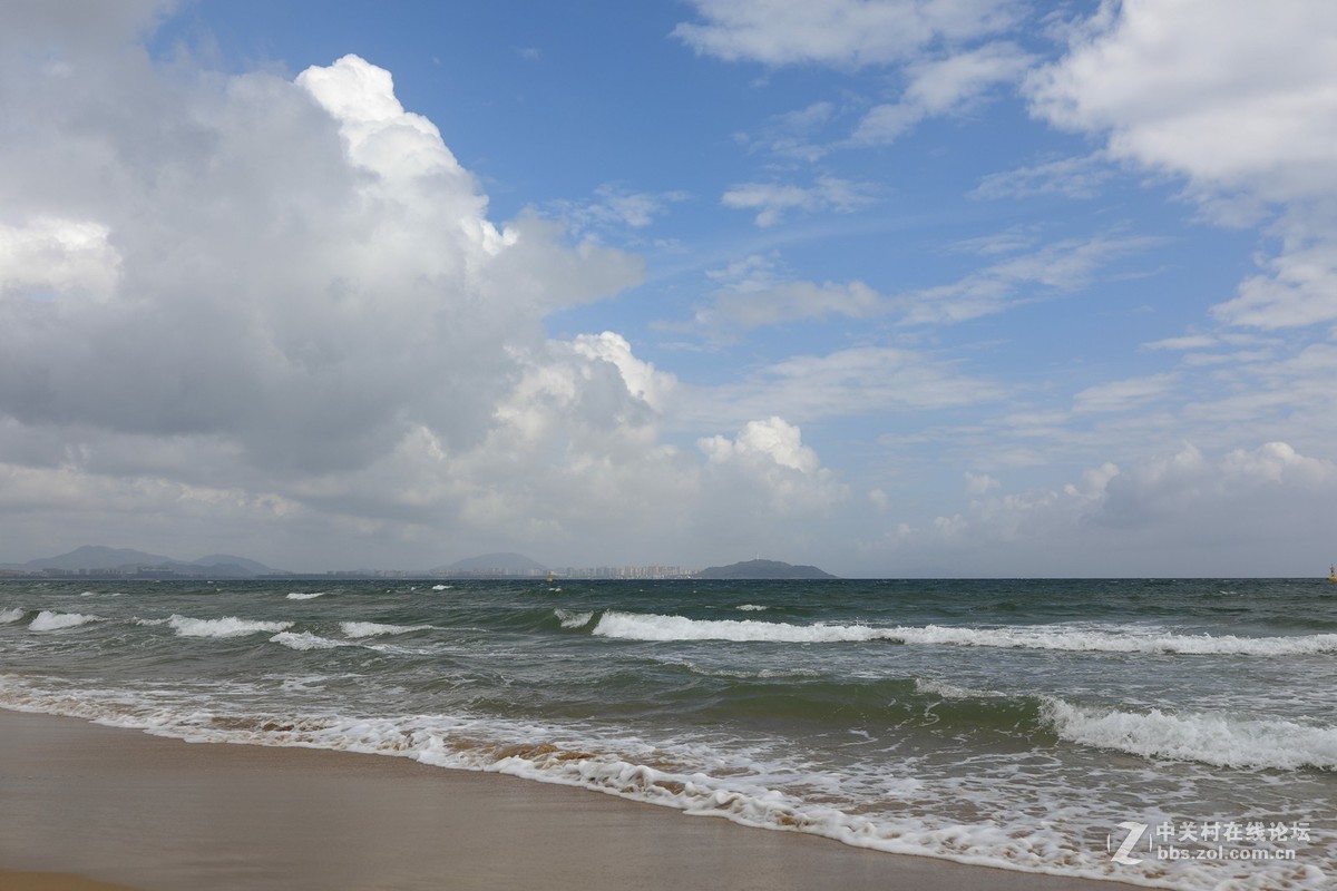 漫步海岸,碧水藍天,波濤滾滾