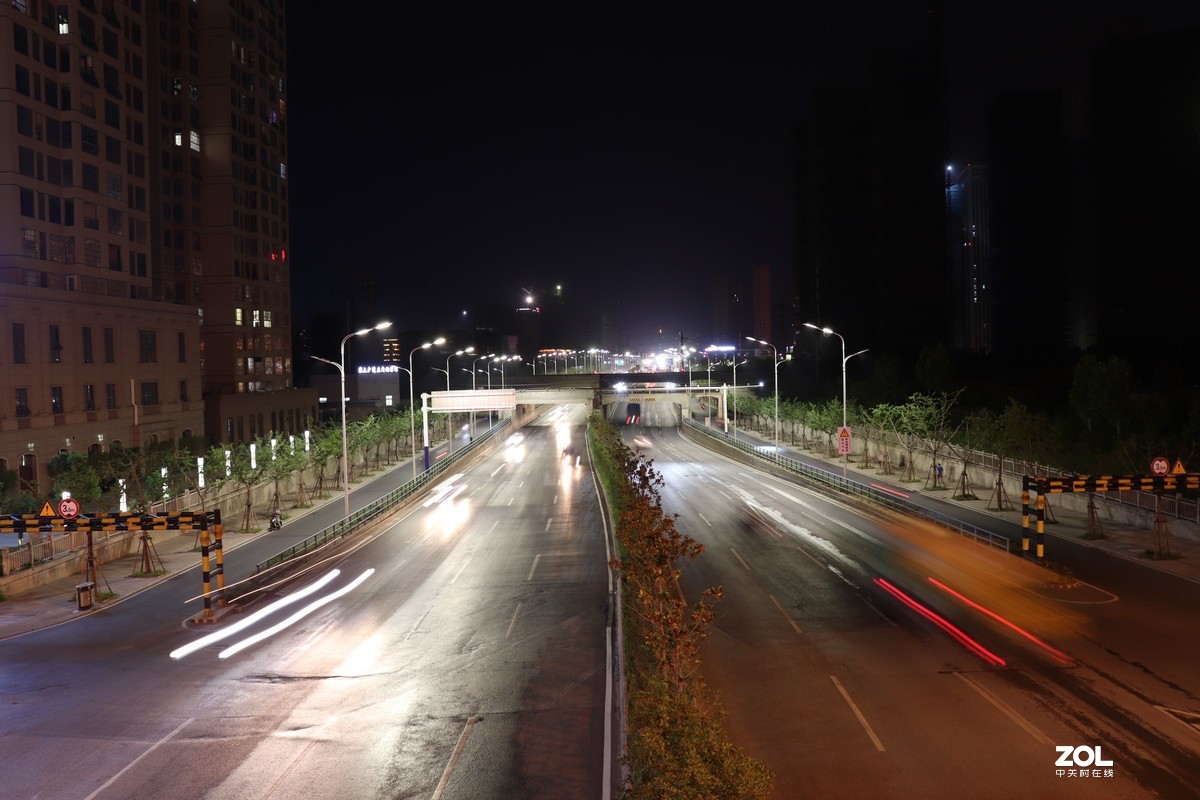 街道夜景实拍图片
