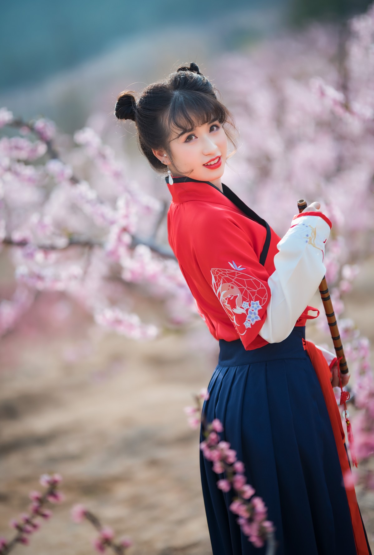 人面桃花相映红