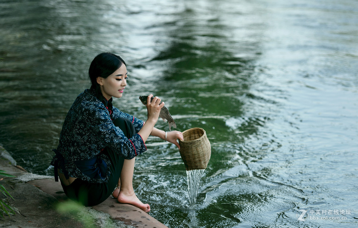 村里有个姑娘叫小芳