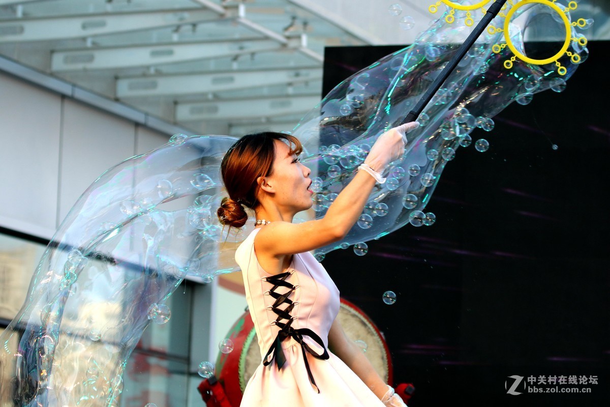 表演,吹泡泡的姑娘