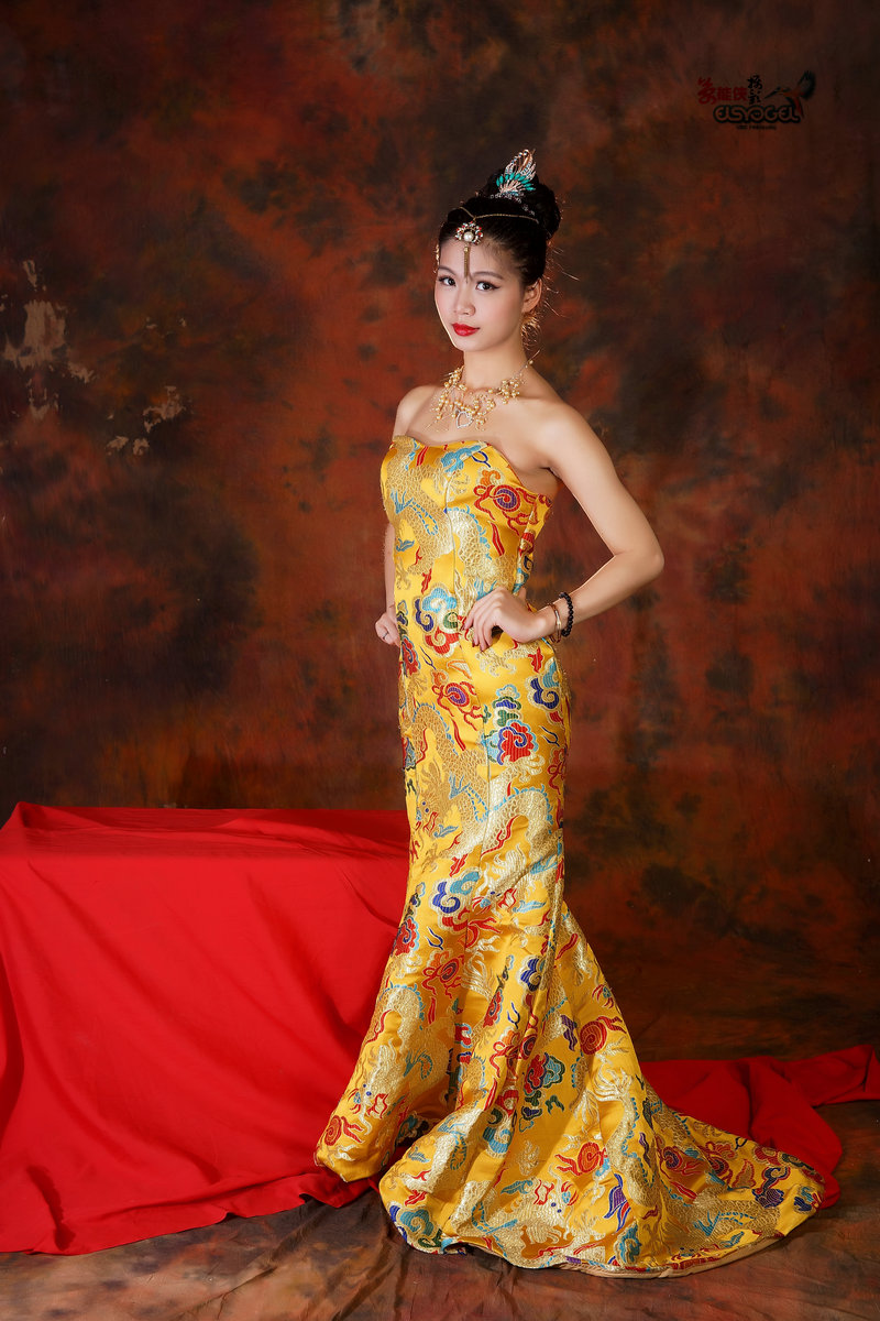 王者风范龙袍美少女佩仪