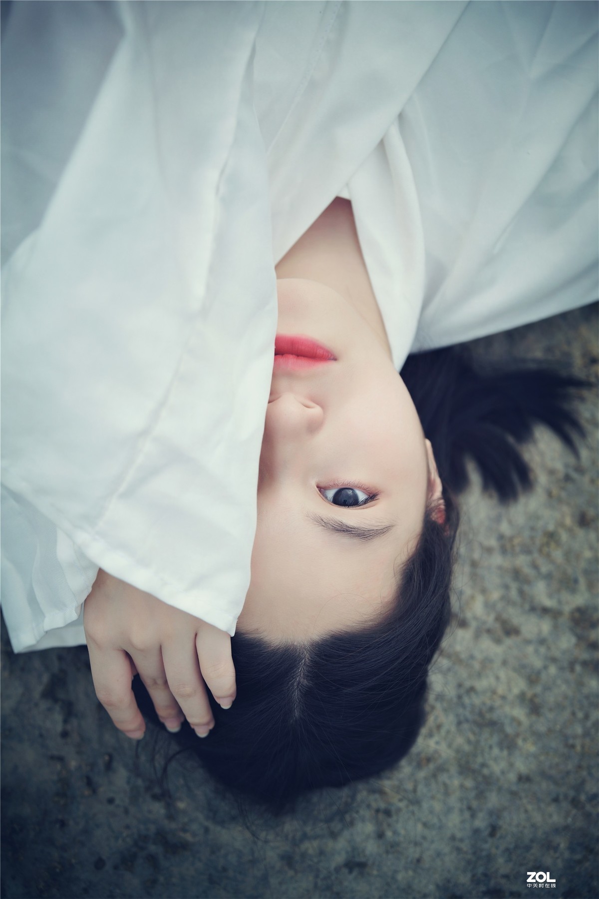 云想衣裳花想容，春风拂槛露华浓