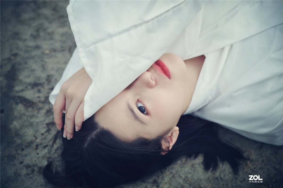 云想衣裳花想容，春风拂槛露华浓