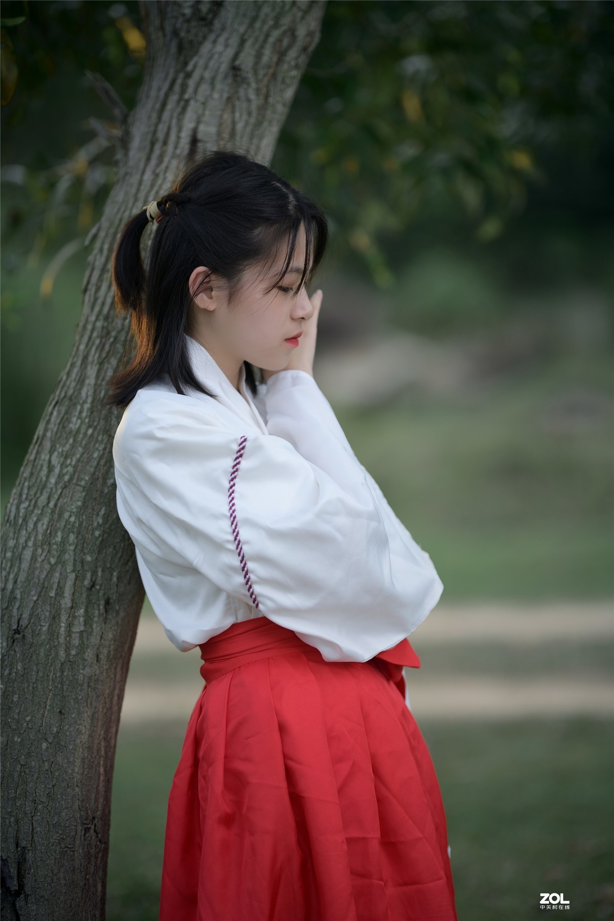 云想衣裳花想容，春风拂槛露华浓