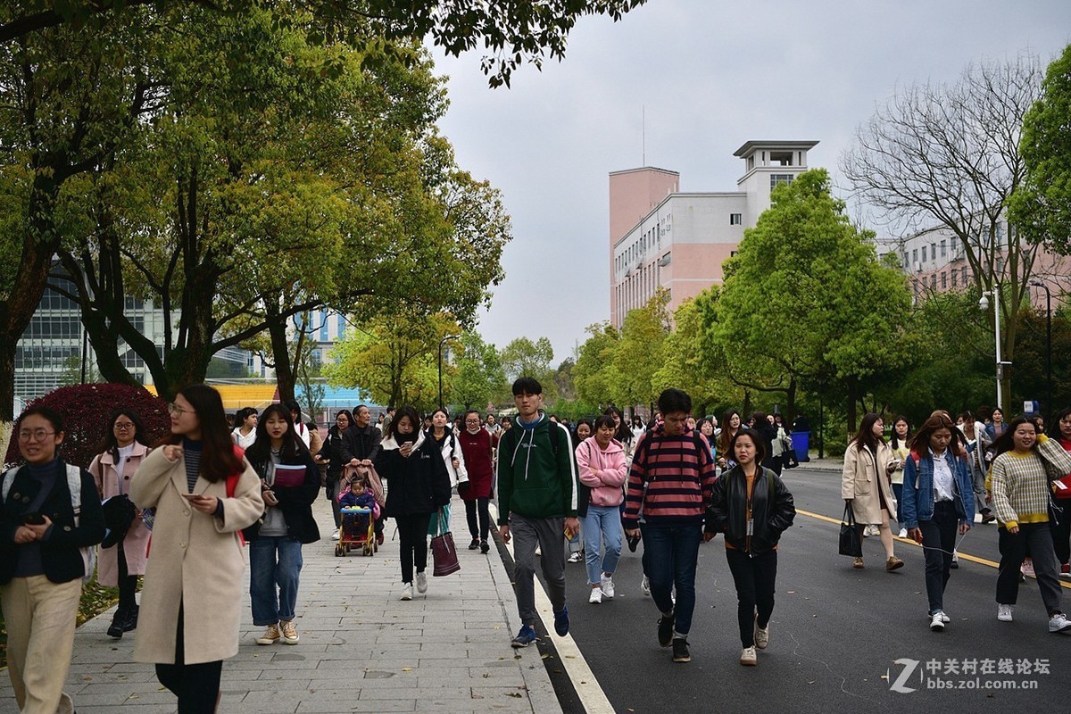 遇拍:学院下课啦,好多大学生!-中关村在线摄影论坛