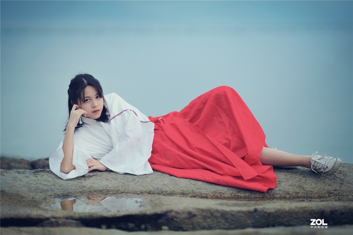 云想衣裳花想容，春风拂槛露华浓