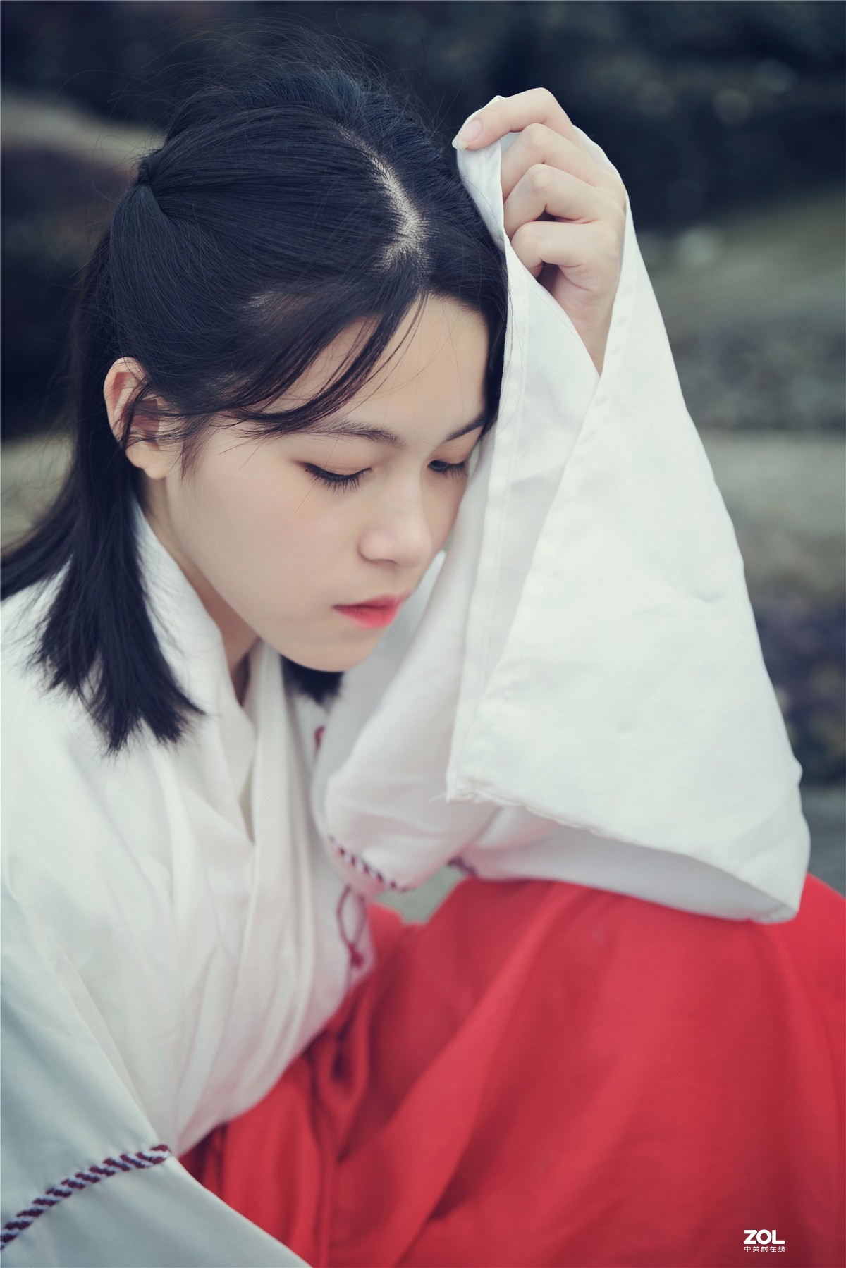 云想衣裳花想容，春风拂槛露华浓