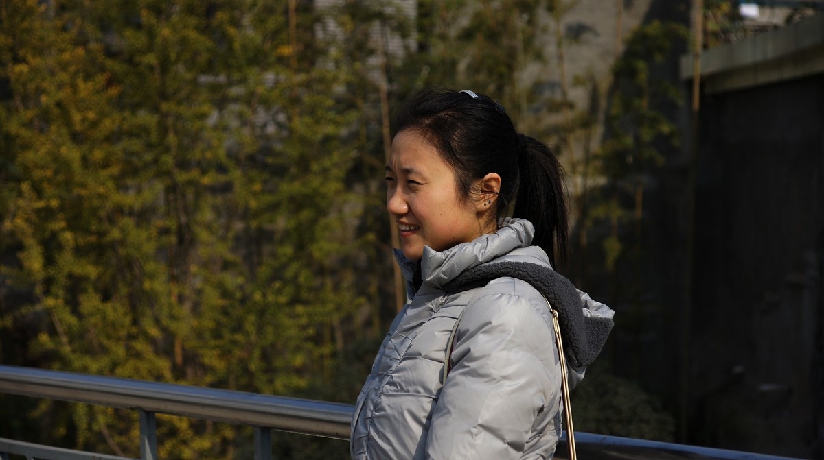 某日去上清寺试机，偶遇一认识的女孩，拉她做临时模特，拍了两张人像，见笑了。