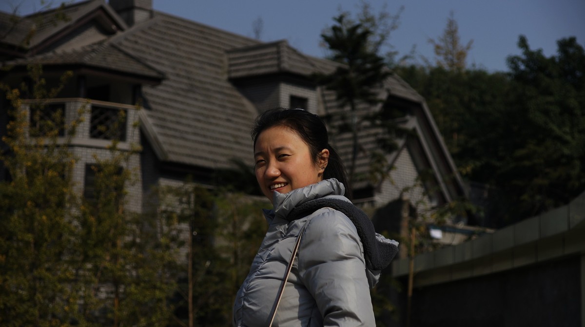 某日去上清寺试机，偶遇一认识的女孩，拉她做临时模特，拍了两张人像，见笑了。