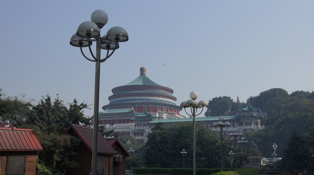 某日去上清寺试机，偶遇一认识的女孩，拉她做临时模特，拍了两张人像，见笑了。