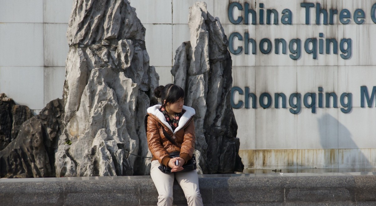 某日去上清寺试机，偶遇一认识的女孩，拉她做临时模特，拍了两张人像，见笑了。