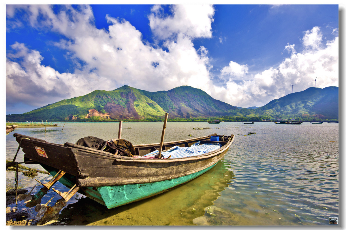 盐洲岛风光海滩与船