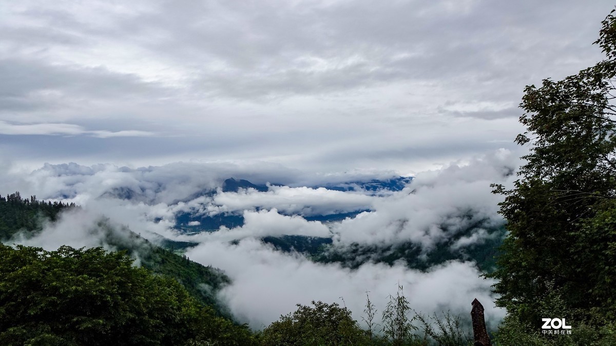 雅怒藏布江大峡谷雪山