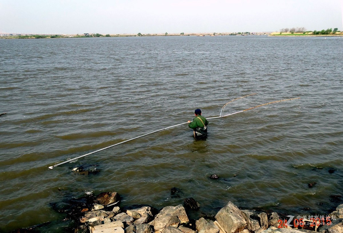 松花江边网鱼
