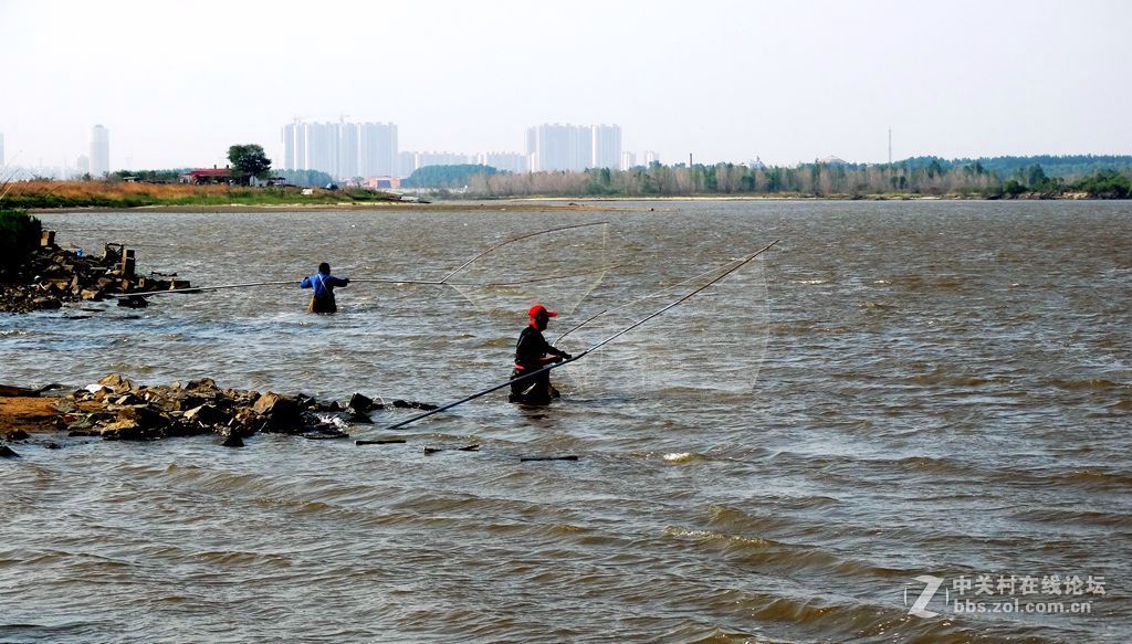 松花江边网鱼