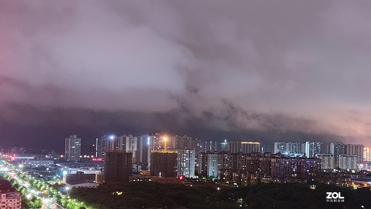雨后的城市夜空明净而通透