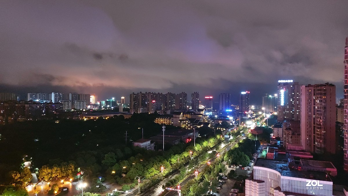 雨后的城市夜空明净而通透