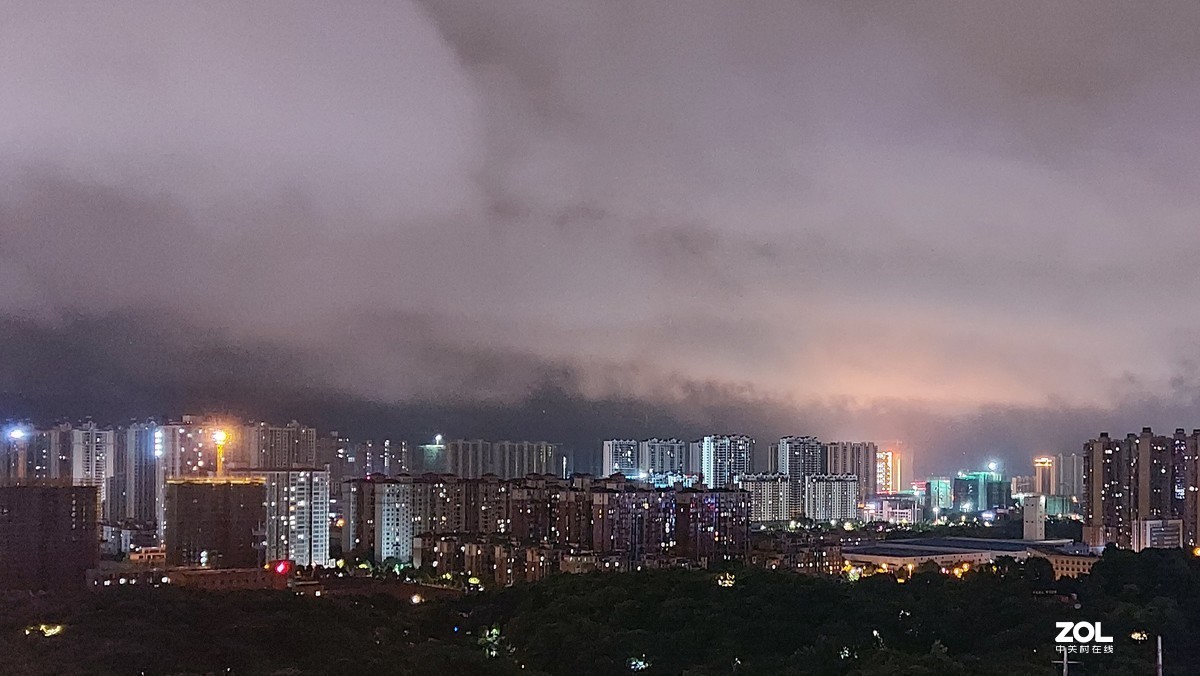 雨后的城市夜空明净而通透