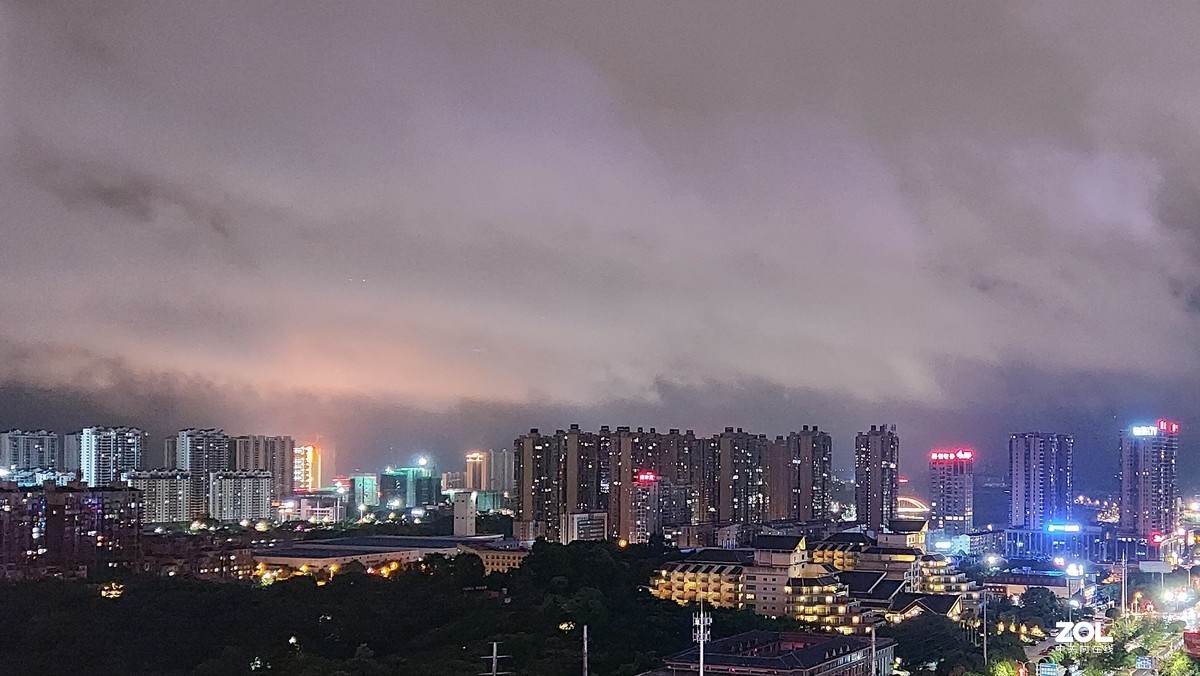 雨后的城市夜空明净而通透
