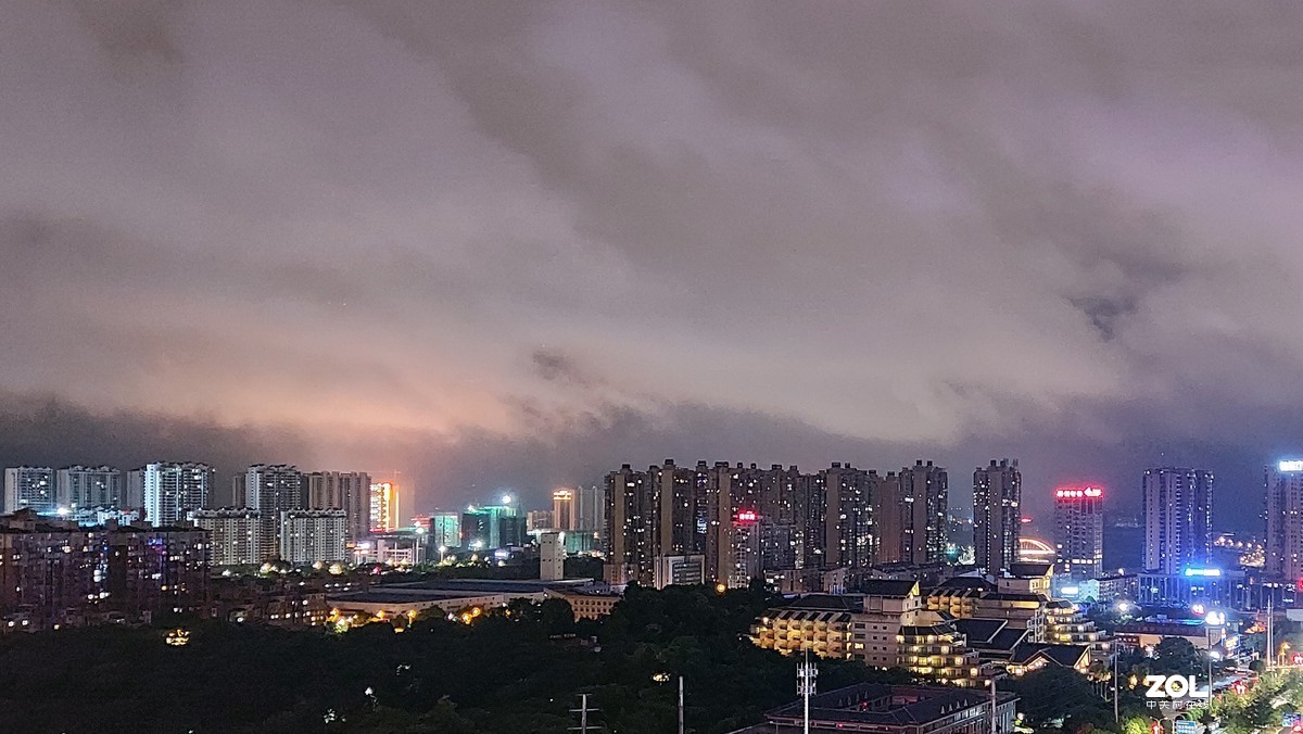 雨后的城市夜空明净而通透