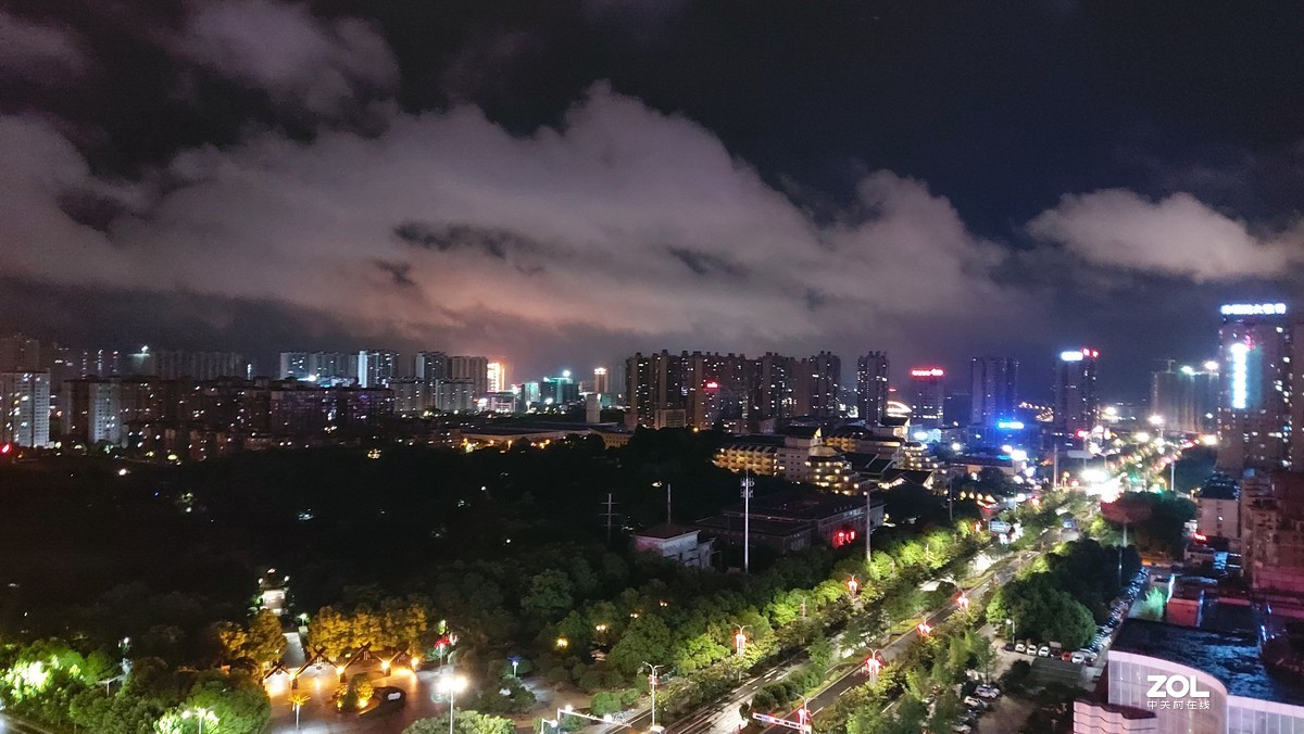 雨后的城市夜空明净而通透