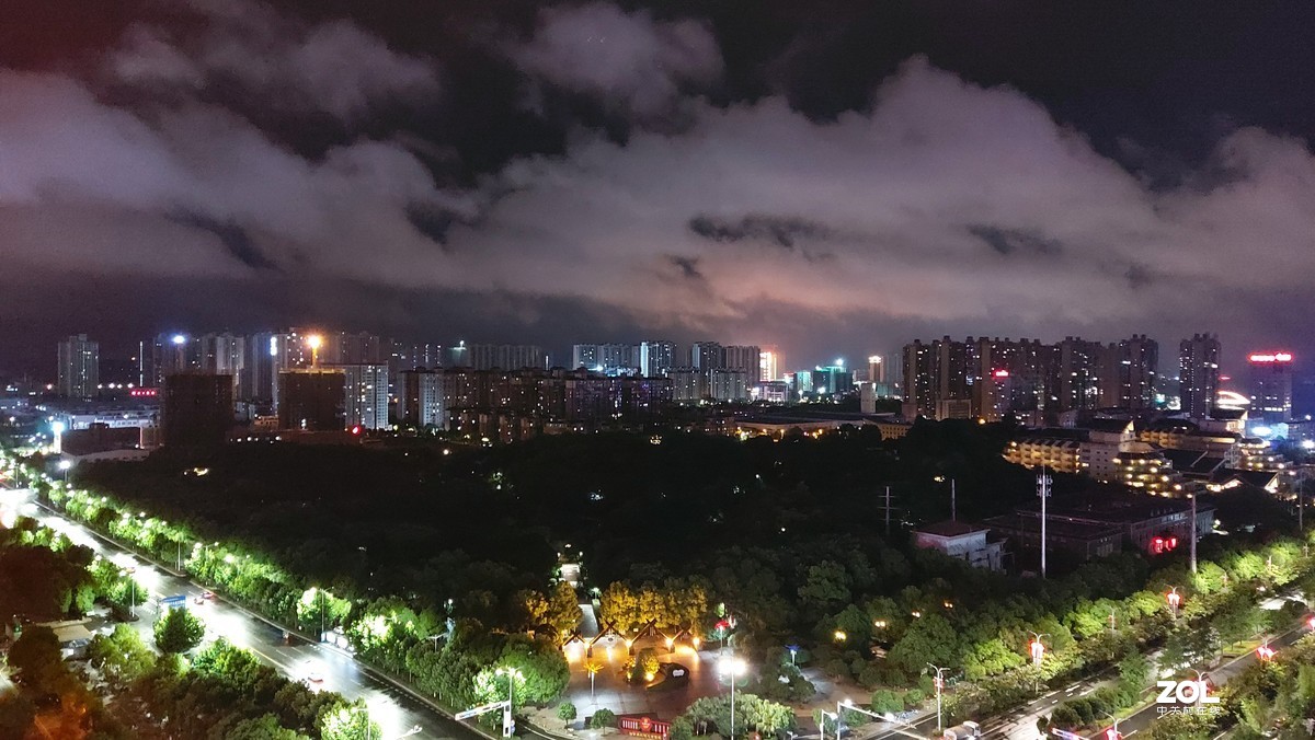 雨后的城市夜空明净而通透